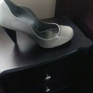 Gray/Black Pumps